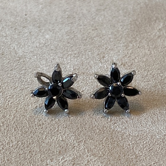 Black flower earrings and pendant set - Picture 3 of 6